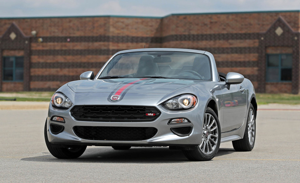 Với khoảng 29.000 USD, tương đương với mức giá của một chiếc Camry XLE động cơ 2.5 lít trang bị đầy đủ bạn có thể sở hữu chiếc Fiat 124 sang chảnh.