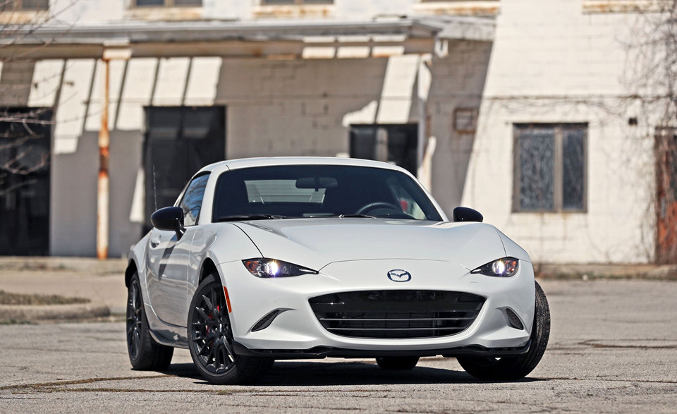 MX-5 Miata phiên bản số sàn có mức giá khởi điểm là 25.295 USD, con số này chỉ nhỉnh hơn một chút ở phiên bản số tự động.