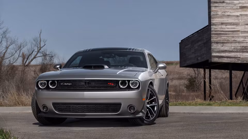 Dodge Challenger R/T Scat Pack được ưa chuộng bởi thiết kế khỏe khoắn cùng nhiều tiện nghi hiện đại. Nhưng khá bất ngờ khi mức giá của mẫu xe này cũng bằng giá Toyota Camry.