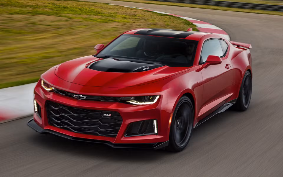 Gía xe Chevrolet Camaro có giá bán chưa đến 40.000 USD. Sức mạnh của xe đến từ bộ động cơ V8 6.2 lít, cho công suất 455 mã lực.