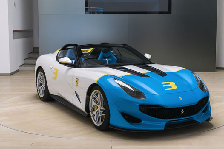 Chiếc Ferrari SPCJ3 hàng độc này được bao phủ bởi màu trắng Bianco Italia cùng với màu sơn xanh đặc trưng Azzurro Met và màu vàng Giallo Modena. Theo tiết lộ, phải đến hơn 2 năm phối hợp bàn bặc giữa Ferrari và chủ nhân chiếc xe mới có thể đưa ra quyết định thiết kế thân xe.