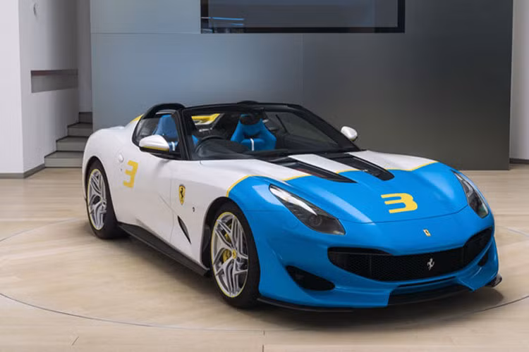 Chiếc Ferrari SPCJ3 hàng độc này được bao phủ bởi màu trắng Bianco Italia cùng với màu sơn xanh đặc trưng Azzurro Met và màu vàng Giallo Modena. Theo tiết lộ, phải đến hơn 2 năm phối hợp bàn bặc giữa Ferrari và chủ nhân chiếc xe mới có thể đưa ra quyết định thiết kế thân xe.
