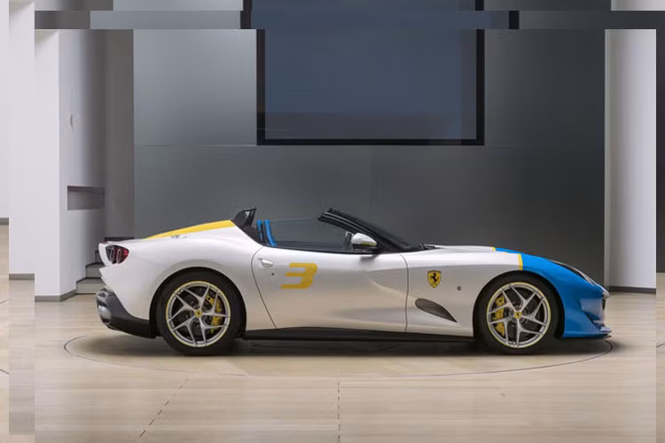 Có khá nhiều đường cắt táo bạo nằm ngang thân xe, tăng hiệu ứng thị giác rộng rãi của Ferrari SPCJ3.