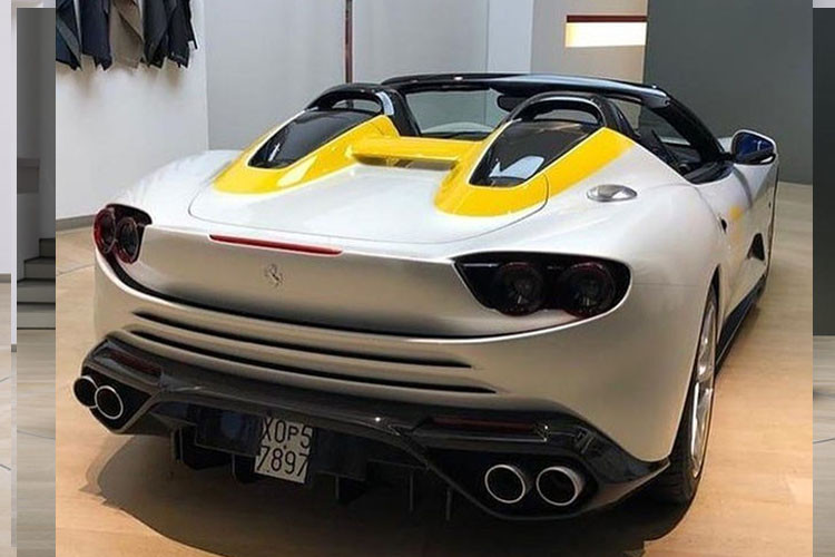 Đuôi xe cũng có nhiều chi tiết đặc biệt riêng như bộ khuếch tán gió phía sau làm bằng sợi carbon, hệ thống ống xả dạng tứ và nắp bình xăng làm từ nhôm.