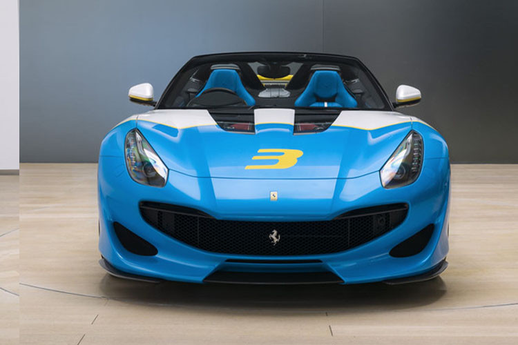 Theo đó, xe có thiết kế khá độc đáo từ phần cản trước, nắp capo với 2 đường cắt táo bạo thể hiện khả năng vận hành đầy mạnh mẽ của chiếc xe đến từ Italy.