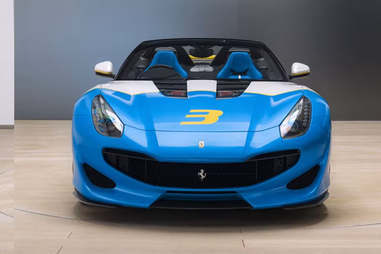 Theo đó, xe có thiết kế khá độc đáo từ phần cản trước, nắp capo với 2 đường cắt táo bạo thể hiện khả năng vận hành đầy mạnh mẽ của chiếc xe đến từ Italy.