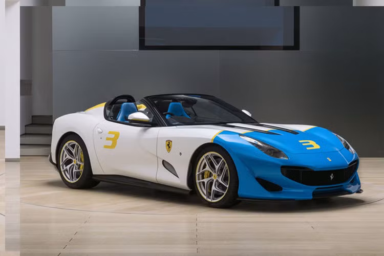 Hãng xe Ývừa cho ra mắt siêu xe Ferrari SPCJ3 với số lượng chỉ 1 chiếc trên toàn thế giới. Đây là đơn đặt hàng khá đặc biệt của một tỷ phú ẩn danh có niềm đam mê về nghệ thuật đại chúng (Pop Art).