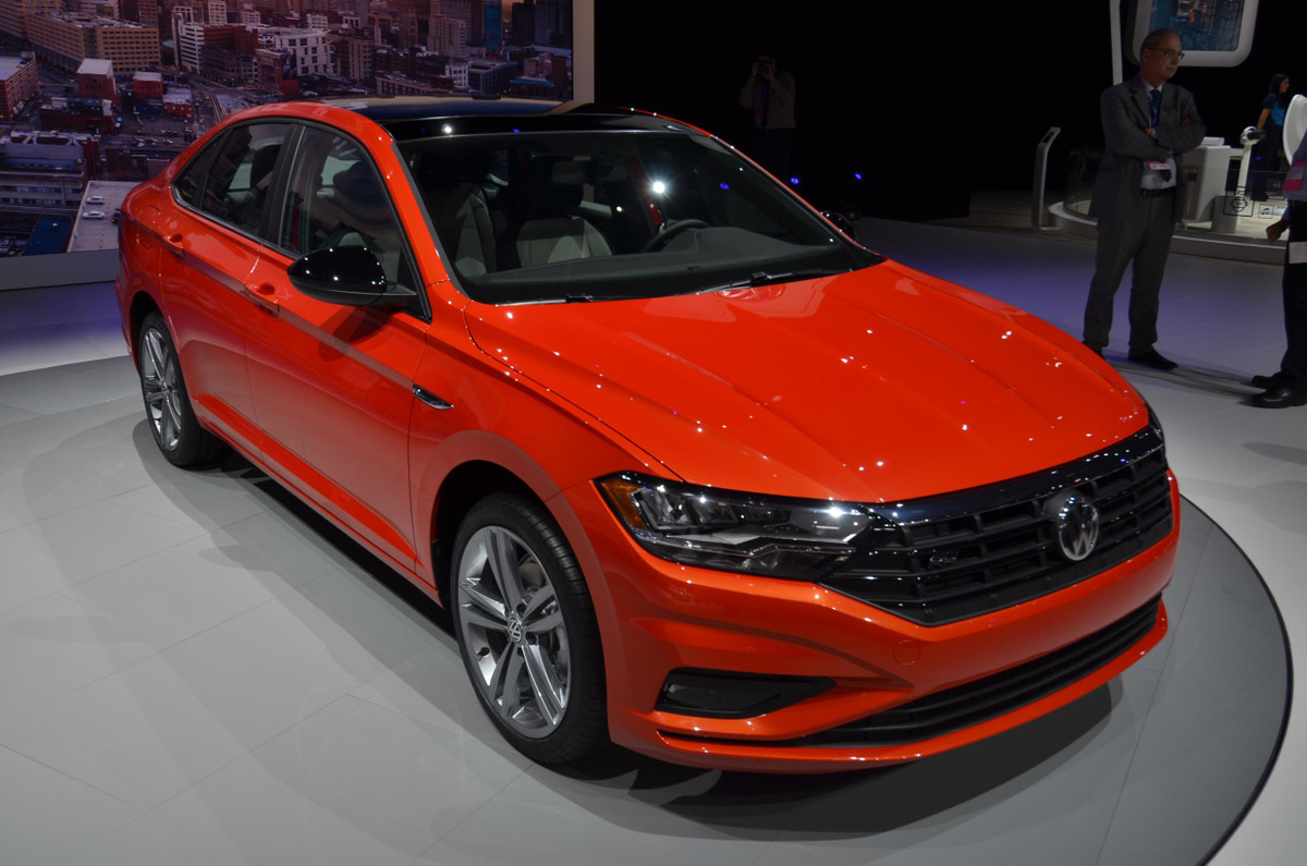 Jetta mới vẫn được Volkswagen trang bị động cơ 1.4l tăng áp 4 xi-lanh cho công suất 148 mã lực và mô-men xoắn 250Nm. Tùy từng thị trường, Jetta còn có thêm các phiên bản động cơ xăng và diesel khác nhau. Xe sẽ được bán ra vào quý II năm nay.