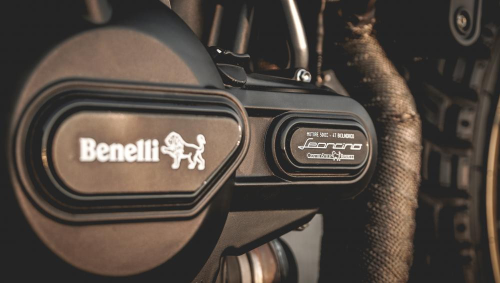Riêng động cơ xe 500cc 4 thì 2 xi lanh thẳng hàng của Benelli Leoncino được giữ nguyên bản.
