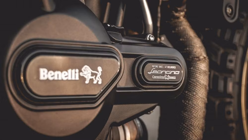 Riêng động cơ xe 500cc 4 thì 2 xi lanh thẳng hàng của Benelli Leoncino được giữ nguyên bản.