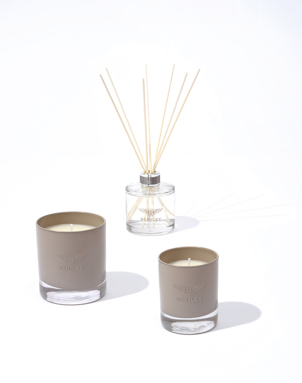 Bạn cũng có thể mang mùi hương đặc trưng của nội thất xe Bentley vào không gian sống với những chiếc nến tealight và đế nến được thiết kế đặc biệt.