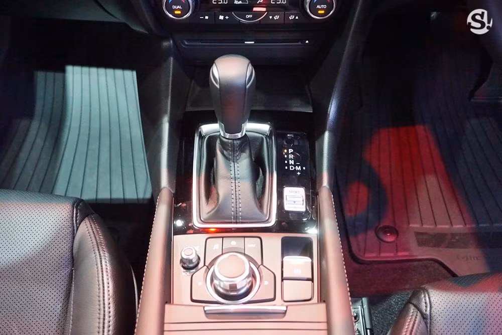 Động cơ của Mazda3 2018 tại Thái Lan là máy xăng SkyActiv-G 4 xi-lanh, dung tích 2.0 lít với công suất tối đa 165 mã lực tại tua máy 6.000 vòng/phút và mô-men xoắn cực đại 210 Nm tại tua máy 4.000 vòng/phút.