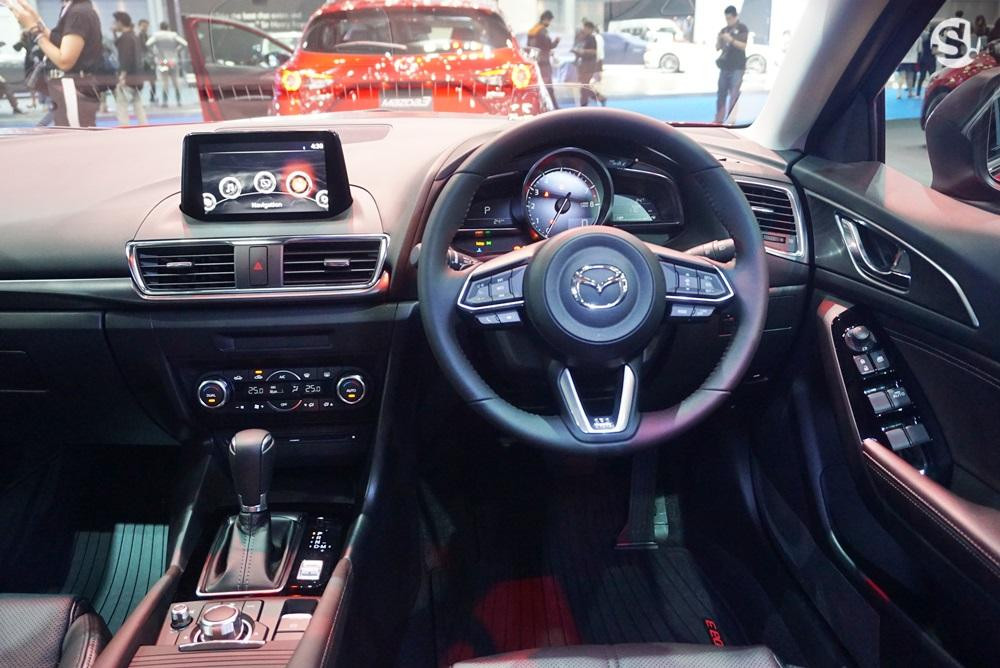 Cụ thể, ở bản 2.0 E tiêu chuẩn, hãng xe ôtô Mazda bổ sung 2 tính năng an toàn mới là phát hiện điểm mù và cảnh báo phương tiện cắt ngang khi lùi.