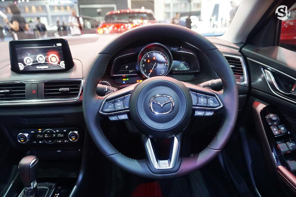 Bản 2.0 C có thêm đèn pha LED tích hợp dải đèn LED định vị ban ngày, điều hòa không khí tự động...