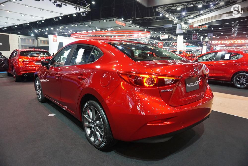 Mazda3 2018 có 7 màu sơn ngoại thất khác nhau, bao gồm đỏ Red Soul Red Crystal, xám Gray Machine Grey, trắng White Snowflake White Pearl, đen Black Titanium Flash, bạc Silver, ghi Aluminum Metallic, đen Black, đen Jet Black và xanh dương Eternal Blue.