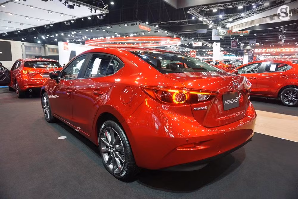 Mazda3 2018 có 7 màu sơn ngoại thất khác nhau, bao gồm đỏ Red Soul Red Crystal, xám Gray Machine Grey, trắng White Snowflake White Pearl, đen Black Titanium Flash, bạc Silver, ghi Aluminum Metallic, đen Black, đen Jet Black và xanh dương Eternal Blue.