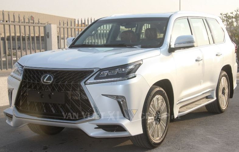 Mẫu xe sang Lexus LX570 Super Sport bản limousine 4 chỗ ngồi sang trọng đang được chào bán thu hút sự quan tâm của nhiều đại gia Việt.