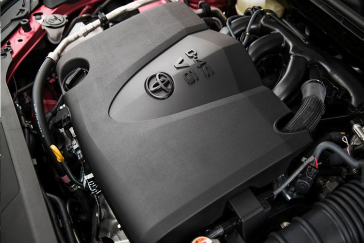 Về động cơ, Camry 2018 tại Thái Lan có thể sẽ được cung cấp các phiên bản động cơ bao gồm: 4 xy-lanh thẳng hàng dung tích 2.0L (6AR-FSE) và 2.5L (Dynamic Force) hút khí tự nhiên (N/A) cho công suất lần lượt: 164 mã lực + 200Nm và 205 mã lực + 252Nm, bên cạnh đó là phiên bản sử dụng kết hợp động cơ 2.5L (Dynamic Force) với mô-tơ điện để tạo ra một hệ truyền động hybrid với tổng công suất 211 mã lực. Tất cả các phiên bản đều sử dụng hộp số tự động 8 cấp (8 AT).