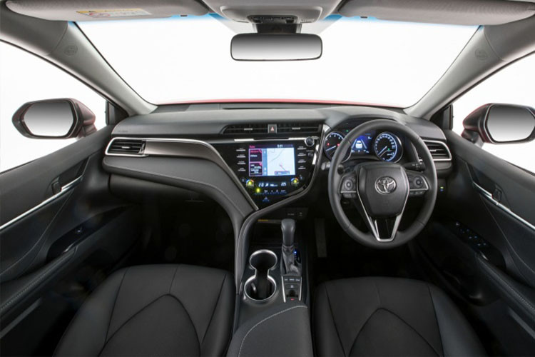 Camry 2018 có không gian nội thất được nới rộng và chiều dài cơ sở được tăng thêm 48mm so với thế hệ cũ. Xe trang bị nội thất hiện đại và mang tính thể thao hơn và sang trọng hơn.