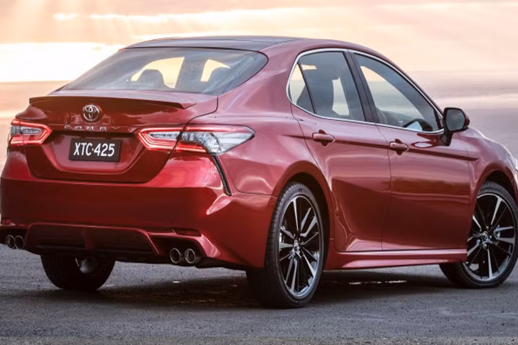 Camry thế hệ thứ 8 được Toyota sử dụng nền tảng khung gầm toàn cầu mới TNGA (Toyota New Global Architecture) có độ cứng tăng 30% so với thế hệ trước.