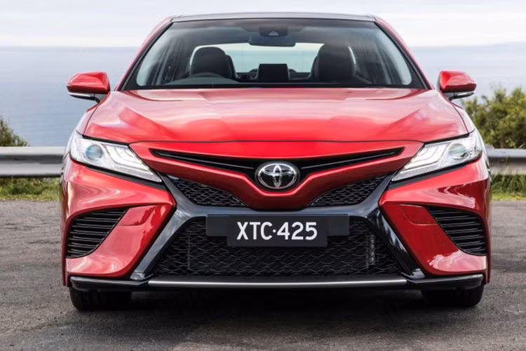 Mặt trước xe hút ánh nhìn với thiết kế lưới tản nhiệt mới hiện đại.