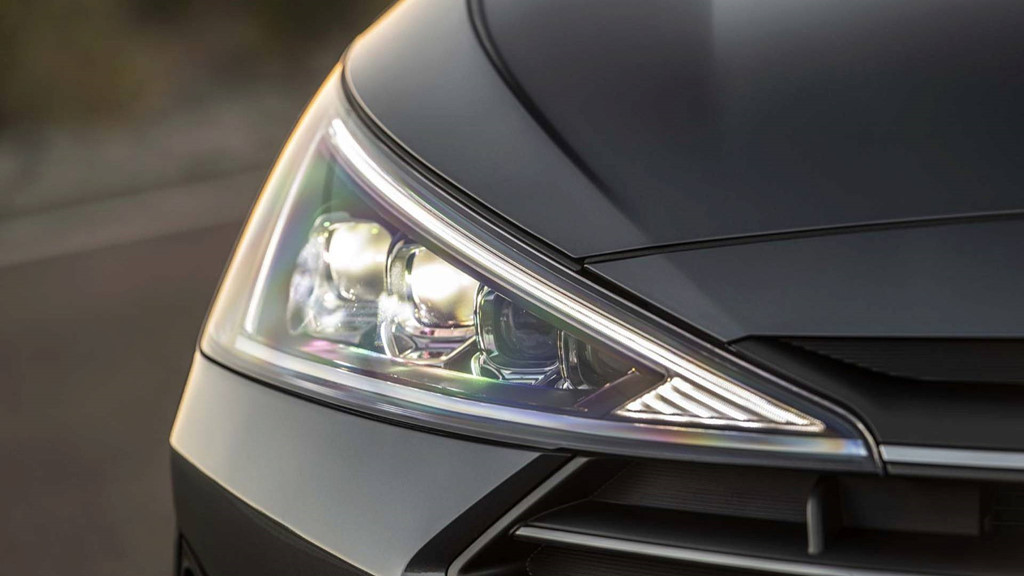 Hyundai Elantra 2019 có những thay đổi đáng kể về thiết kế và các công nghệ trang bị. Cụ thể cản trước, lưới tản nhiệt và đèn pha đều được thiết kế lại.