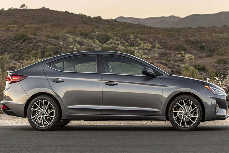 Hai bên thân xe vẫn được giữ nguyên như trên phiên bản hiẹn hành, mâm xe thiết kế theo phong cách mới kích thước 17-inch đi kèm lốp kích thước 225/45.