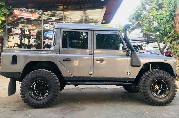 Chiếc xe Pickup Land Rover Defender TD5 được nâng cấp turbo lớn, két nước, intercooler, chip, tăng công suất máy 35%… Chiều dài cơ sở xe ở mức 2.795 mm. Mẫu suv off-road này có khả năng lội nước lên đến 500 mm.