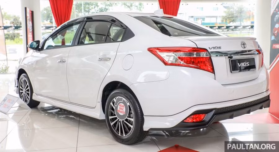 Toyota Vios mới vẫn sở hữu khối động cơ Dual VVT-i 2NR-FE 1,5 lít, đi kèm van biến thiên ở cả van nạp và van xả. Xe sẽ được bán ra trong 6 lựa chọn màu sắc ngoại thất, bao gồm Silver Metallic, Medium Silver Metalic, Attitude Black Mica, Crimson Spark Red Metallic, Super White II và White Pearl CS (màu cuối cùng chỉ dành cho TRD Sportivo).