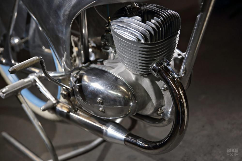 Chiếc xe môtô độ độc này sở hữu khối động cơ hai kỳ dung tích 150cc của BSA Bantam được sản xuất từ khoảng những năm 1950.