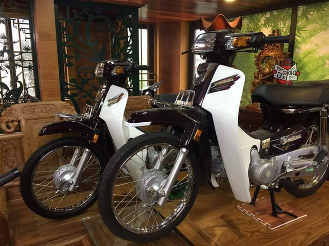 Những chiếc xe Honda Dream Thái mới cứng được trưng bày khắp nơi trong căn phòng. Thậm chí chúng còn được dựng trên bàn gỗ cao cho thấy sự nâng niu, giữ gìn của chủ nhân đối với những "siêu phẩm này".