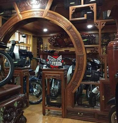 Căn phòng toàn gỗ và nổi bật chính vẫn là dàn xe Honda Dream II hàng hiếm được trưng bày khắp mọi nơi trong phòng.