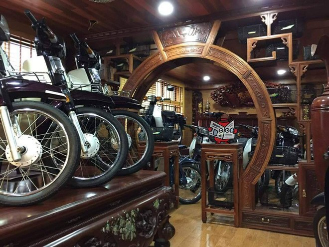 Loạt hình ảnh này cho thấy rất nhiều chiếc xe máy Honda Dream II còn rất mới được chủ nhân trưng bày rất trang trọng ở một căn phòng.