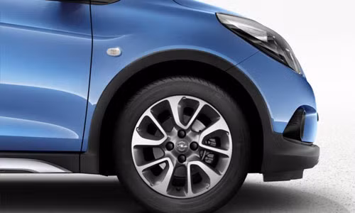 Ngay cả tấm ốp bảo vệ gầm màu bạc bên dưới cản trước, ốp bảo vệ bậu cửa và bộ vành hợp kim 15 inch 5 chấu kép phối 2 tông màu bên sườn, vỏ gương ngoại thất hay giá nóc của VinFast Fadil cũng giống với Opel Karl Rocks.