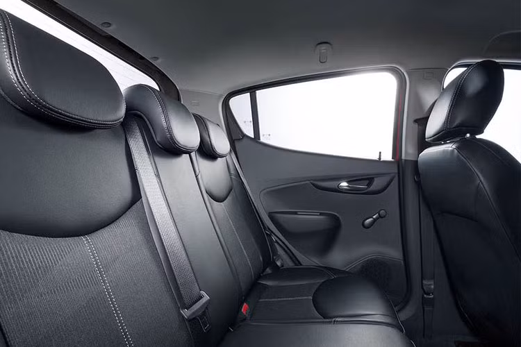 Nội thất của Opel Karl Rocks bọc nỉ Favo với 5 chỗ ngồi và có nhiều chi tiết trang trí mạ crôm.