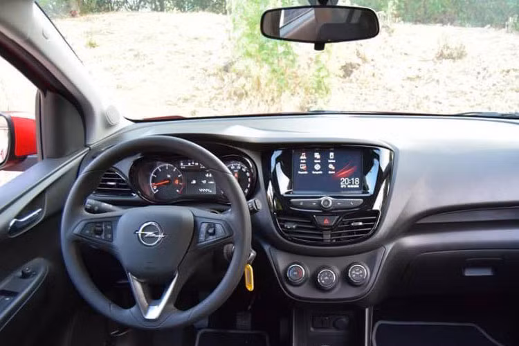 VinFast Fadil vẫn chưa để lộ không gian nội thất bên trong xe. Riêng trang bị nội thất đáng chú ý của Opel Karl Rocks bao gồm hệ thống kiểm soát hành trình, vô lăng tích hợp phím chức năng, điều hòa chỉnh cơ, ghế lái và tựa đầu ghế trước tùy chỉnh độ cao, tính năng sưởi cho vô lăng/ghế trước, ghế sau gập 60/40 cũng như ốp bậc cửa riêng.