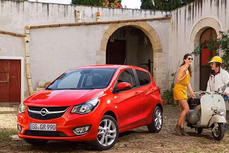 Opel Karl Rocks sử dụng khối động cơ xăng 3 xi-lanh, dung tích 1.0 lít, sản sinh công suất tối đa 74 mã lực. Sức mạnh được truyền tới bánh thông qua hộp số sàn hoặc tự động, cho phép xe tăng tốc từ 0-96 km/h trong 13,1 giây trước khi đạt vận tốc tối đa 170 km/h. Chưa hết, động cơ này còn chỉ tiêu thụ lượng xăng trung bình 3,91 lít/100 km.