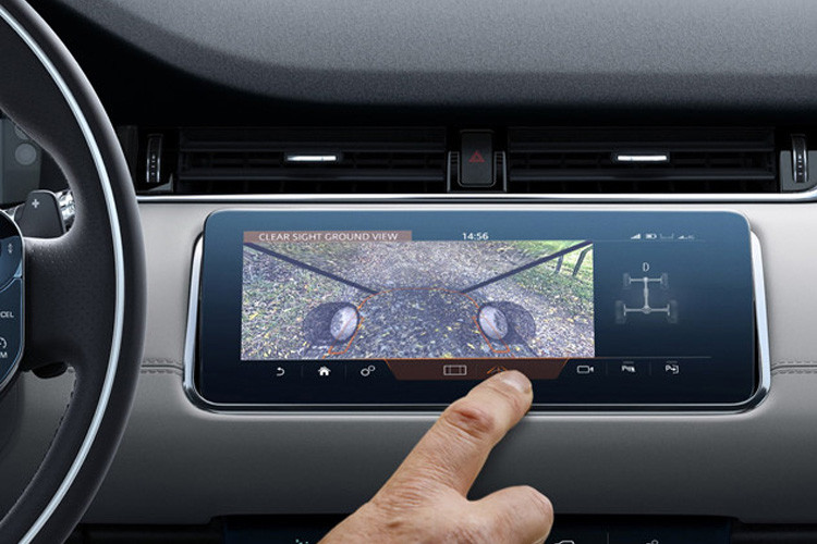 Công nghệ Ground View rất hiện đại. Hệ thống này cho phép nhìn thấy hình ảnh ngay dưới đầu xe, giúp quan sát 180 độ chi tiết. Công nghệ này được Land Rover giới thiệu từ năm 2014.