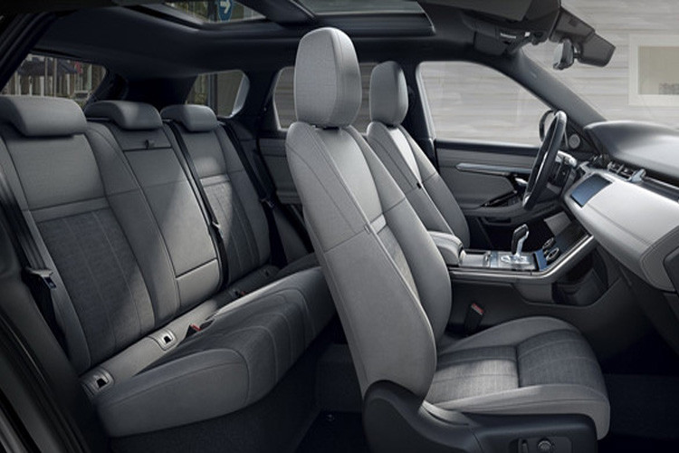 Không gian xe rộng hơn nhờ trục cơ sở được kéo dài. Không gian để chân hàng ghế sau được kéo dài thêm 20 mm, khu vực trung tâm rộng hơn, cốp xe lớn hơn 10% đạt 591 lít và có thể tăng lên 1.383 lít nếu gập hàng ghế thứ hai.