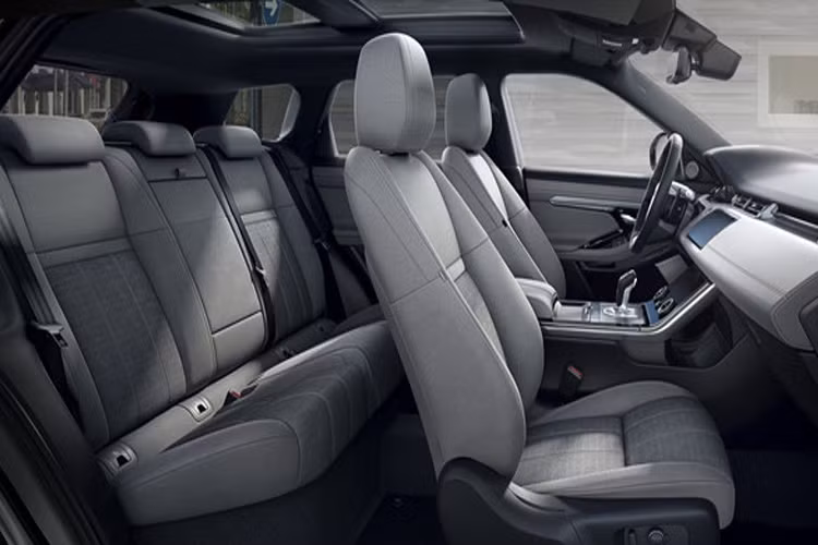 Không gian xe rộng hơn nhờ trục cơ sở được kéo dài. Không gian để chân hàng ghế sau được kéo dài thêm 20 mm, khu vực trung tâm rộng hơn, cốp xe lớn hơn 10% đạt 591 lít và có thể tăng lên 1.383 lít nếu gập hàng ghế thứ hai.