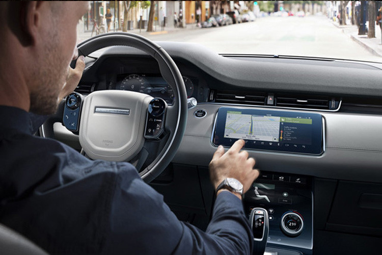 Bên cạnh đó, nội thất của xe có khá nhiều thay đổi bất ngờ. Đầu tiên là màn hình cảm ứng hiện đại và màn hình thông tin giải trí cỡ lớn.