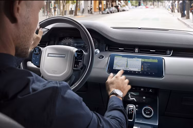 Bên cạnh đó, nội thất của xe có khá nhiều thay đổi bất ngờ. Đầu tiên là màn hình cảm ứng hiện đại và màn hình thông tin giải trí cỡ lớn.