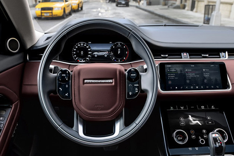 Vô lăng mới hoàn toàn, cụm đồng hồ số cũng hoàn toàn mới.