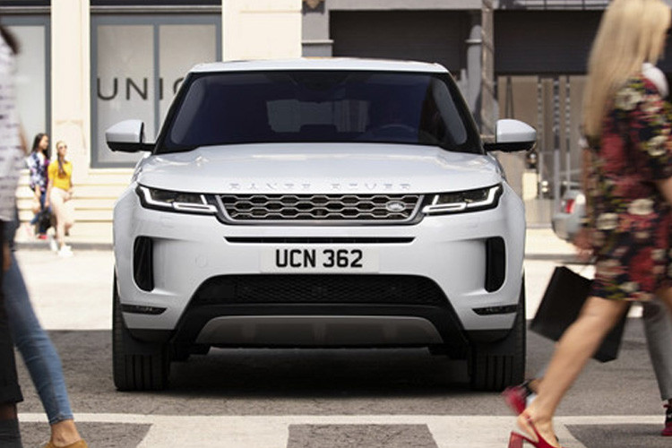 Range Rover Evoque 2020 mới thế hệ hai được thiết kế lấy cảm hứng từ chiếc Velar tầm trung cả trước và phía sau xe. Khác với bản cũ, Range Rover Evoque 2020 có đèn pha mỏng và lưới tản nhiệt hẹp. Hốc gió trước mang kiểu dáng tương tự nhưng cho cảm giác mới mẻ, lôi cuốn hơn.