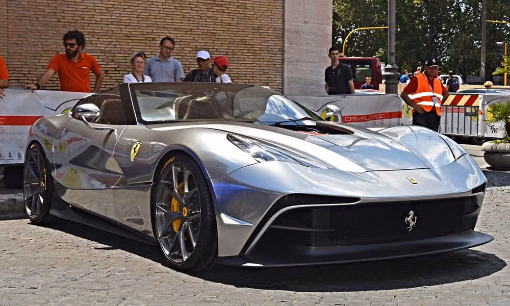 Vào tháng 6/2014, Ferrari từng gây xôn xao thế giới khi tung ra mẫu "xế khủng" F12 TRS trị giá 4,2 triệu đô la. Ngoài 2 chiếc Ferrari F12 TRS màu đỏ và đen đã hoàn thành trước đó thì đến nay siêu xe Ferrari F12 TRS dát bạc mới chính thức lộ diện.