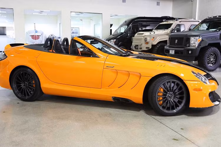 Chiếc siêu xe Mercedes-Benz SLR McLaren Edition Roadster với bộ áo độc quyền màu cam-đen này đã lăn bánh được quãng đường dài 4.816 miles, tương đương 7.751 km.