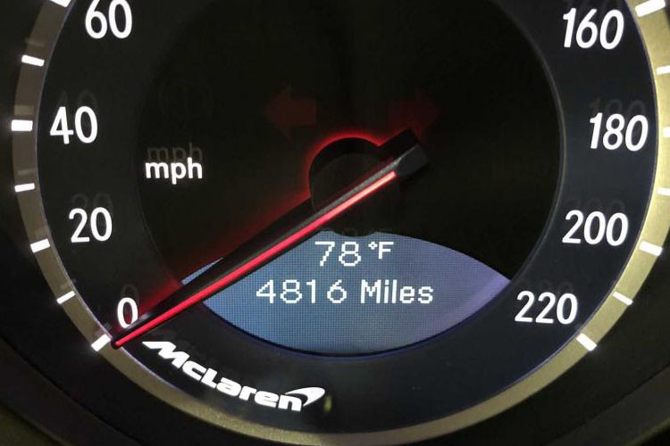 Đồng hồ chỉ số km xe đã lăn bánh.