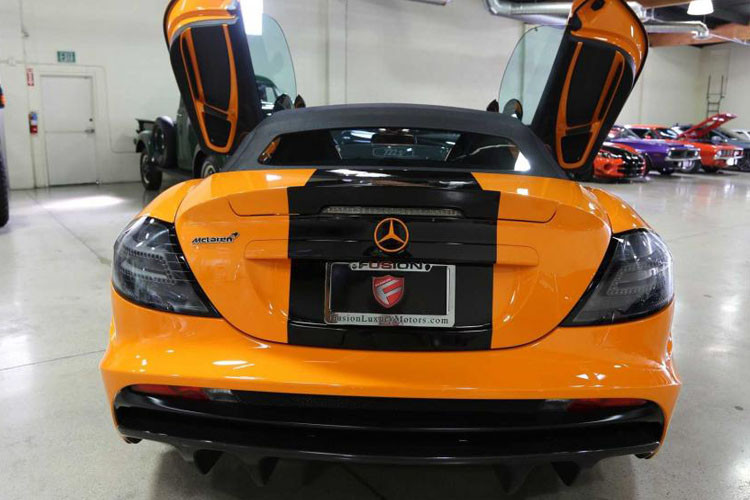 Xe sở hữu thiết kế thể thao mạnh mẽ. Nhiều chi tiết bộ phận trên xe được làm bằng sợi carbon đắt tiền.