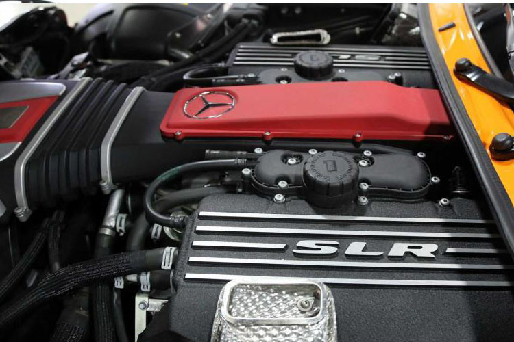 Mercedes-Benz SLR McLaren Edition Roadster được trang bị động cơ V8, dung tích 5.4 lít, sản sinh công suất tối đa 741 mã lực và mô-men xoắn cực đại đạt 820 Nm.