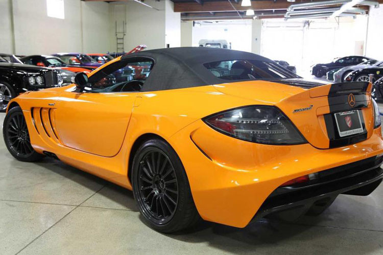 Xe được trang bị bộ mâm 19 inch đa chấu kép sơn màu đen kết hợp cùng cùm phanh màu cam nổi bật. Đây cũng được xem là trang bị đáng giá trên chiếc siêu xe Mercedes-Benz SLR McLaren Edition mui trần này.